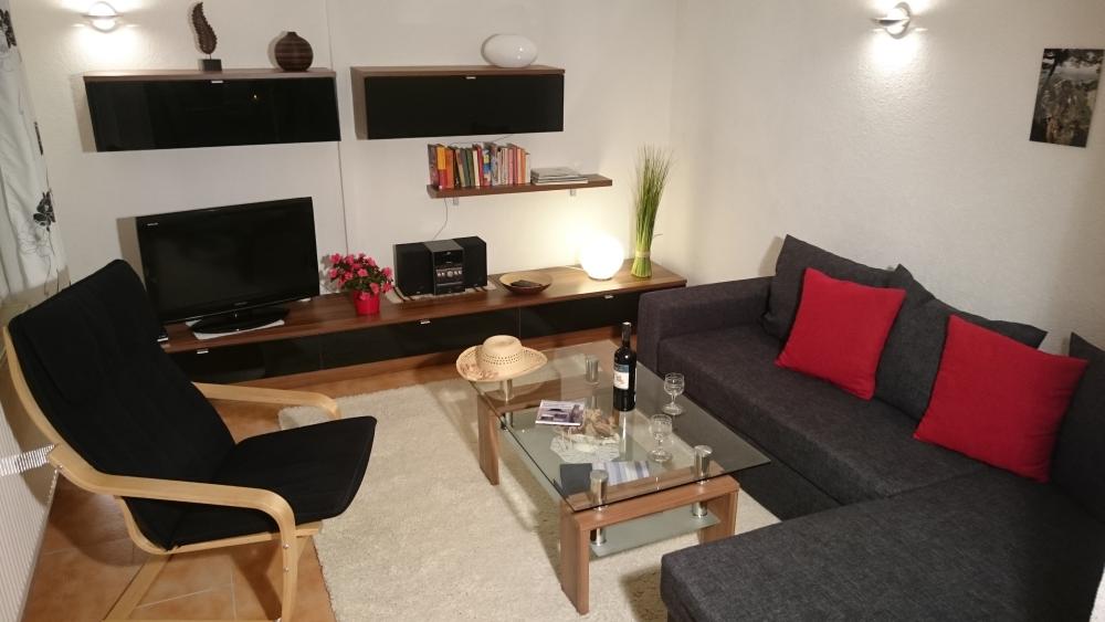 modernes Wohnzimmer mit Fernsehr und Couch